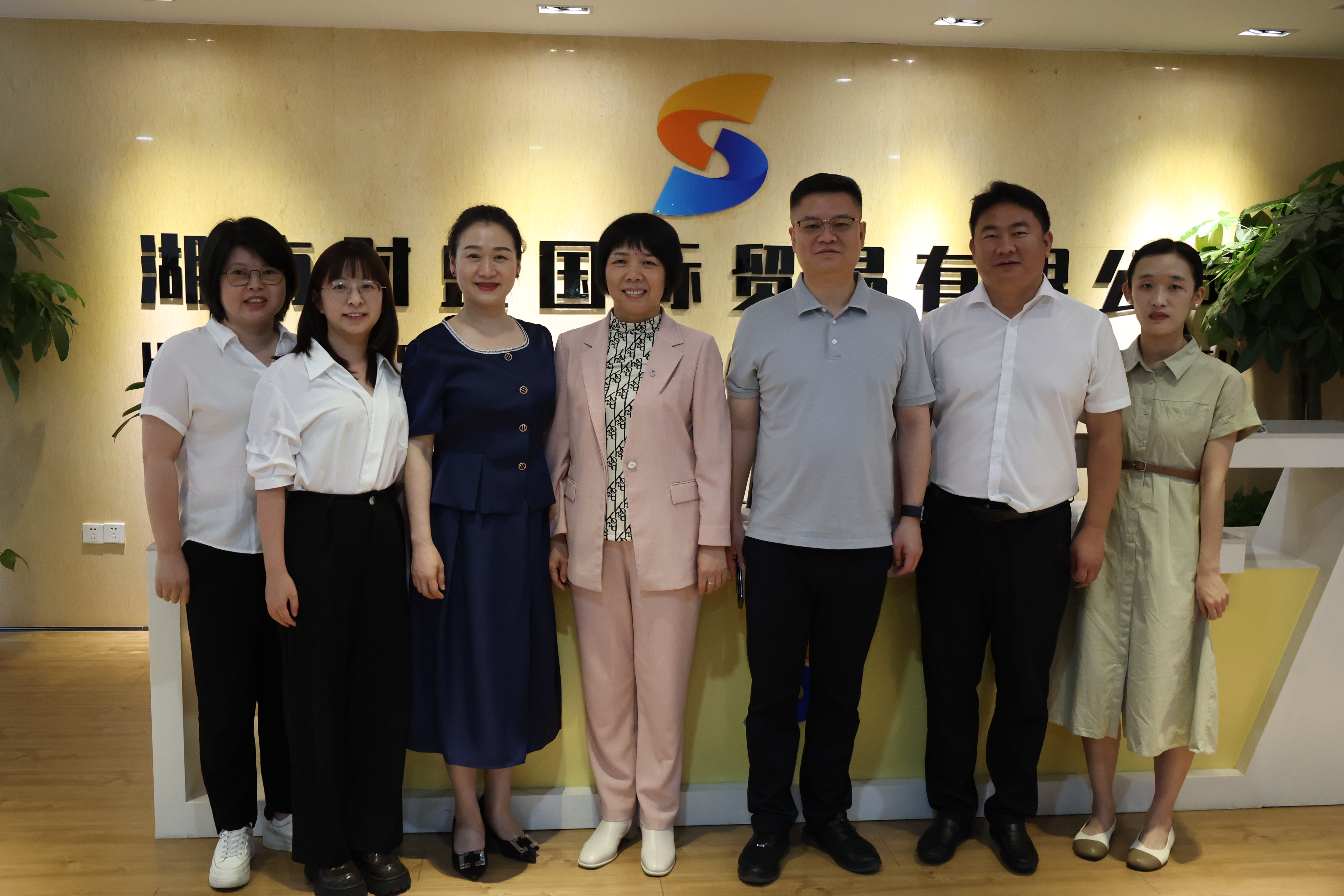 郴州市桂陽縣縣委常委、副縣長夏紅一行來財盛公司考察調研